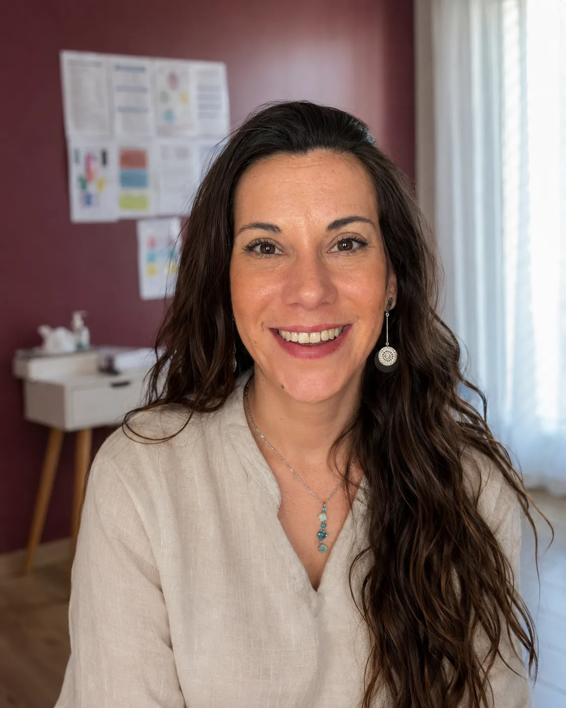 Amandine Avril, sophrologue certifiée, souriante dans son cabinet de Saint-Mard