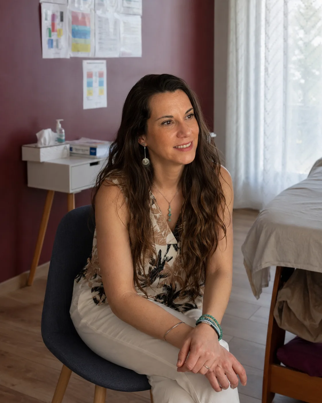Amandine Avril en séance dans son cabinet, à l'écoute, penchée vers la personne qu'elle accompagne